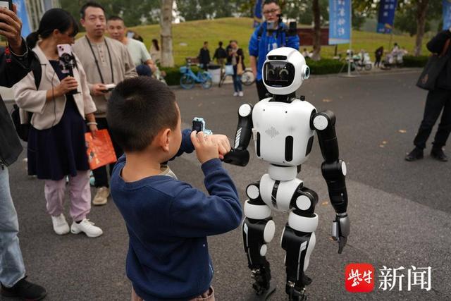 “机器人搭档”圈粉苏超球迷 科技助威惊喜不断