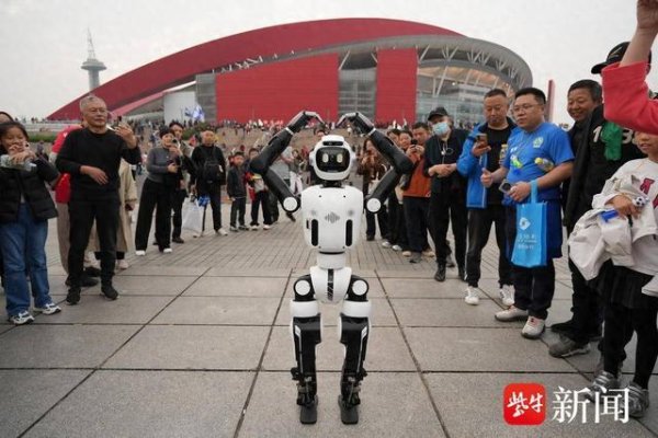 金牛配资 “机器人搭档”圈粉苏超球迷 科技助威惊喜不断